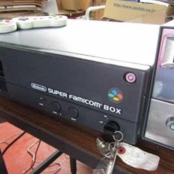 Super Famicom Box com o sistema de moedas acoplado.